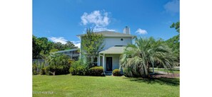 Exterior - Spacious 4-bedroom house in serene Wilmington with pool (Wilmington)