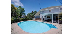 Outdoor pool - Spacious 4-bedroom house in serene Wilmington with pool (Wilmington)