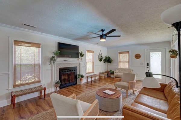 Een televisie en een open haard