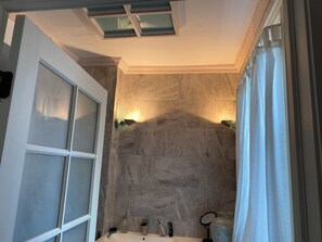 Toallas, jabón, papel de baño 