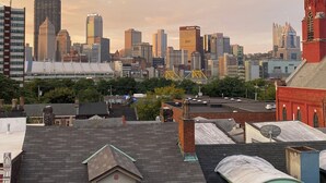 Un horizonte urbano con edificios altos modernos y una combinación de tejados residenciales.