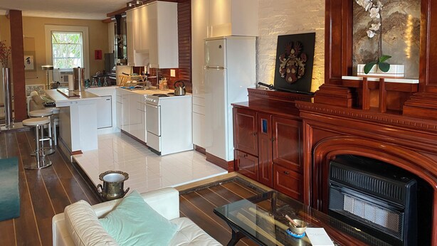 Una cocina moderna con armarios blancos, una isla central y un horno empotrado.