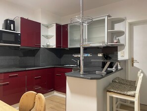 Mikrowelle, Herdplatte, Geschirrspüler