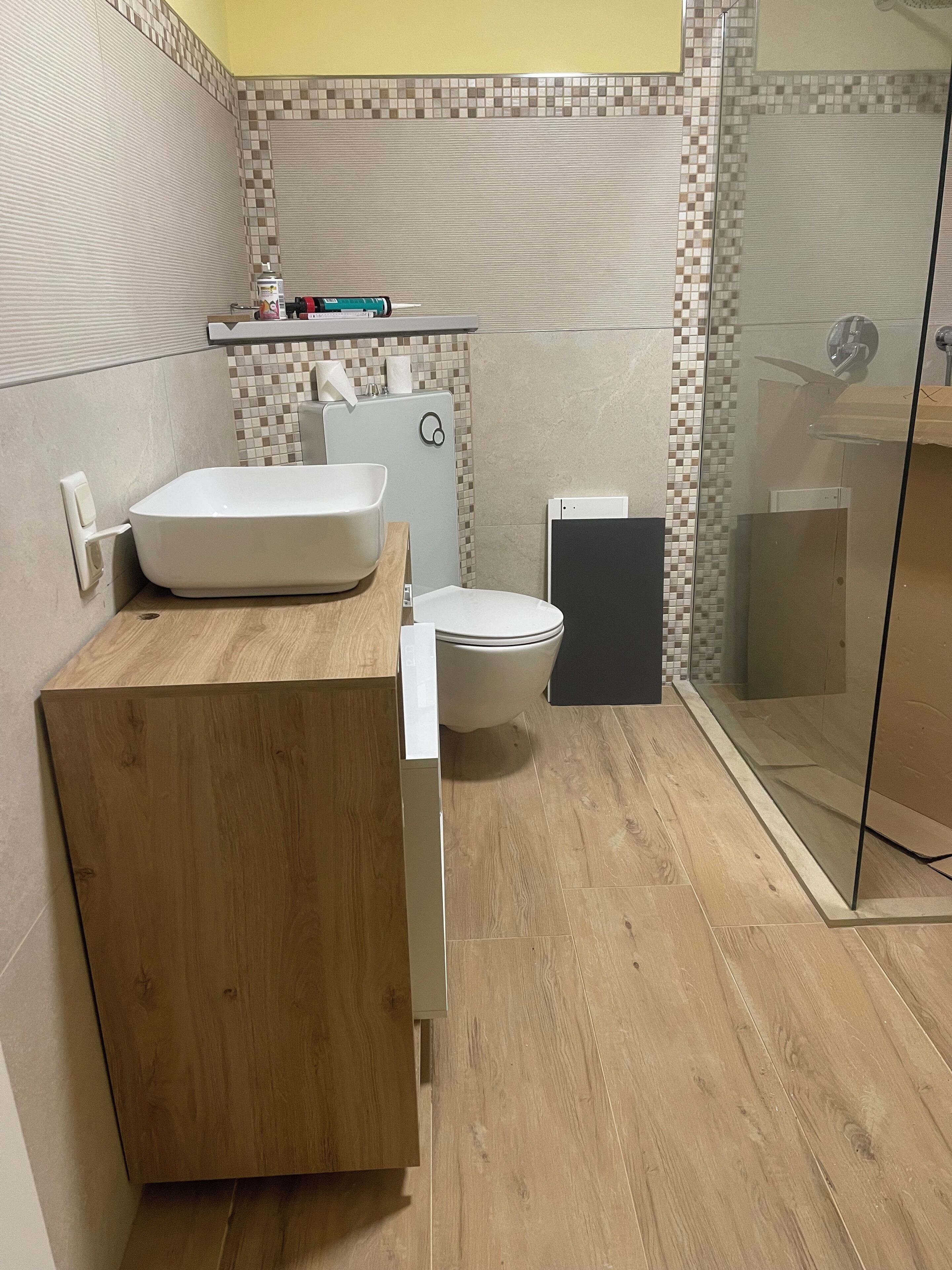 Secador de pelo, toallas, jabón, papel higiénico