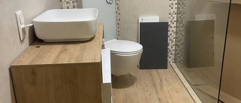 Hårtork, handdukar, tvål och toalettpapper
