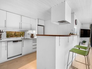 Een koelkast, een microgolfoven, een vaatwasser