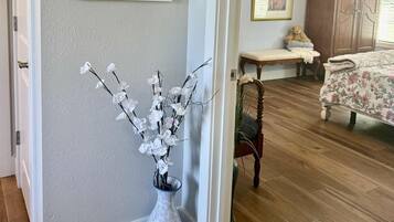 1 dormitorio, tabla de planchar con plancha, wifi y ropa de cama