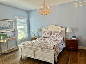 1 bedroom, iron/ironing board, WiFi, bed sheets - Clean, Cozy 1-bedroom house in peaceful country setting (Belleville)