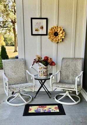 Terrace/patio - Clean, Cozy 1-bedroom house in peaceful country setting (Belleville)