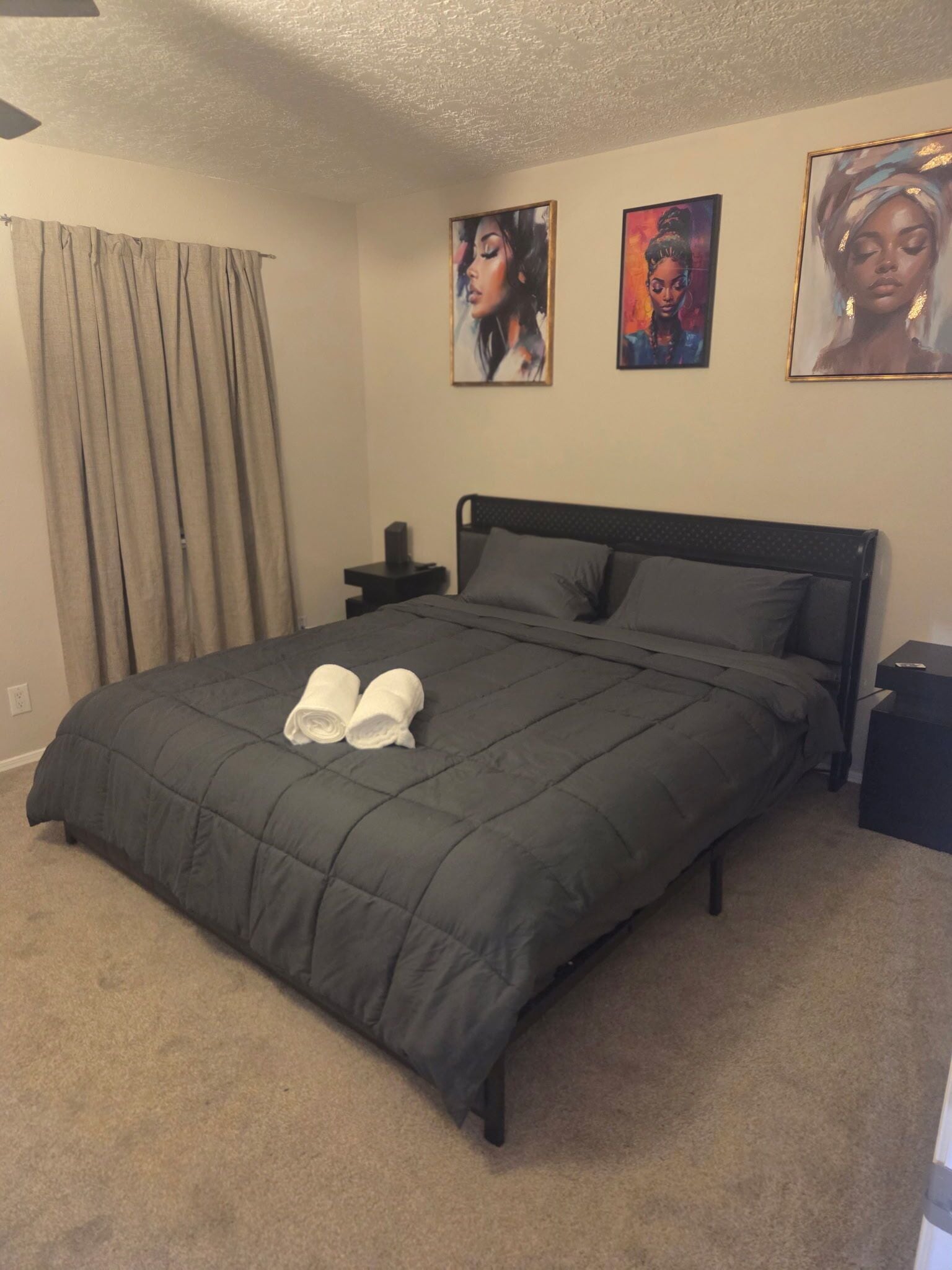 3 多间卧室、旅行婴儿床、收费 WiFi、床单