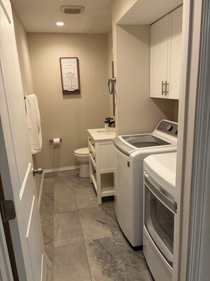 Chuveiro, secador de cabelo, toalhas de banho, sabonete