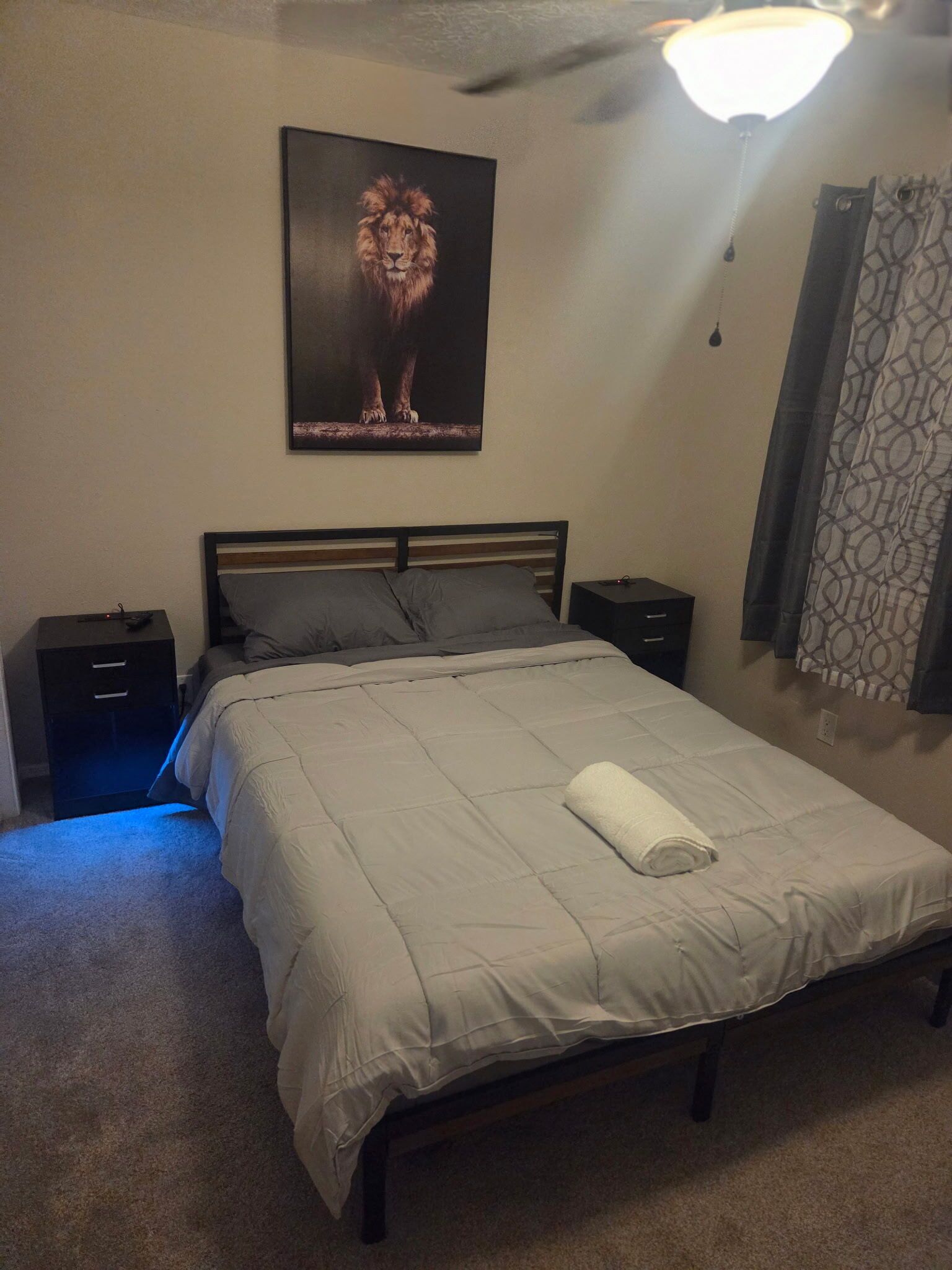 3 多间卧室、旅行婴儿床、收费 WiFi、床单