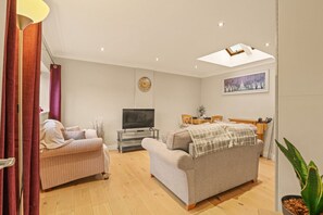 TV - Teddy`s Cottage - North East Escapes (Beamish)