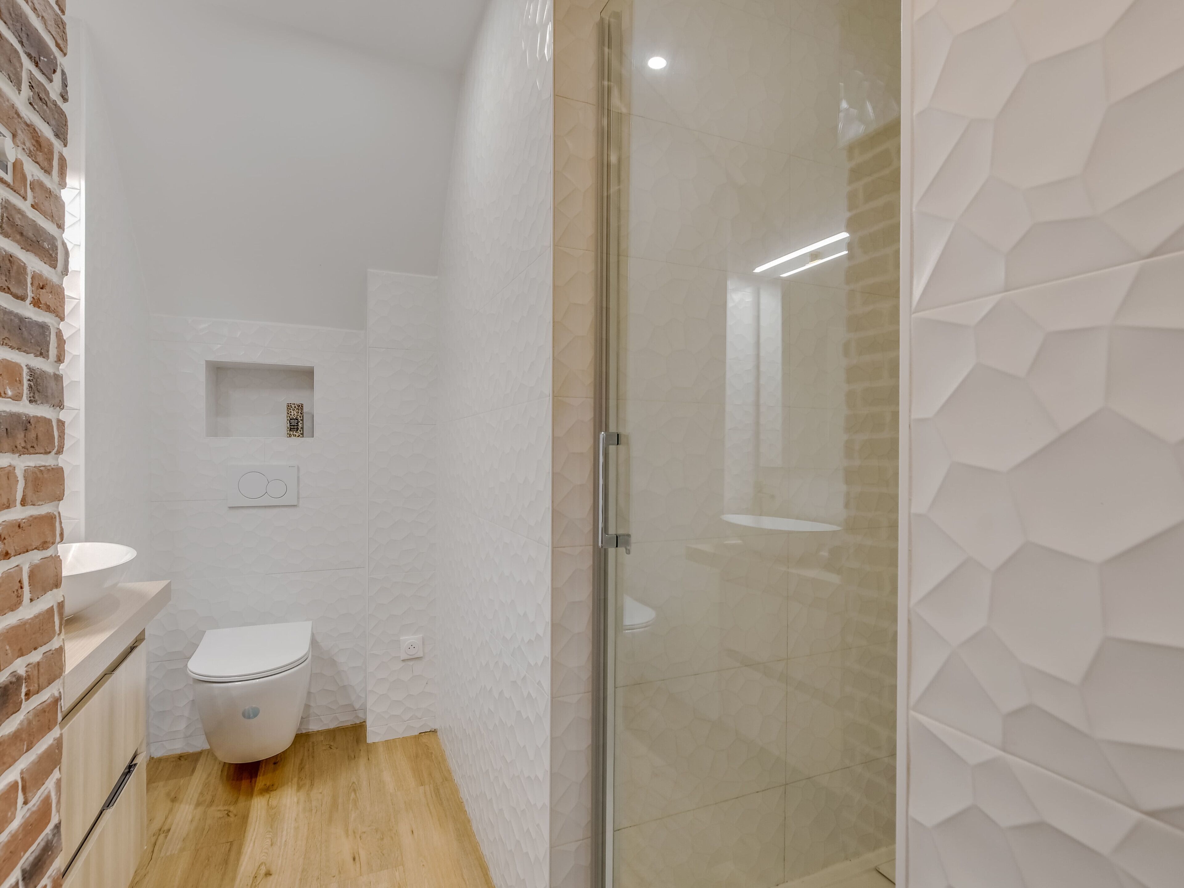 Douche, séchoir à cheveux, serviettes fournies