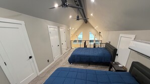 3 bedrooms, WiFi (free), bed sheets - Brand-New Beaver Lake Cabin - Lake Views - Fire Pit - Sleeps Up To 9 (Garfield)