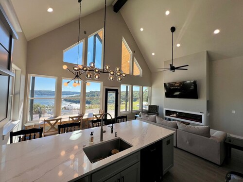 Modern Beaver Lake House - Sleeps 9 - Free Kayaks - RV Site - Lake Access