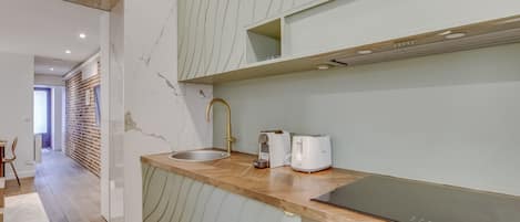 Cafetera y tetera, refrigerador, microondas y horno