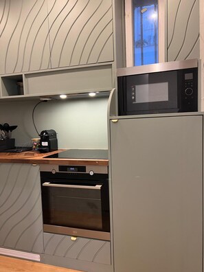 Fridge, microwave, oven, coffee/tea maker