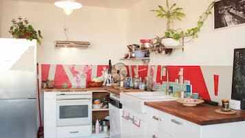 Réfrigérateur, four, lave-vaisselle, cafetiÚre/bouilloire