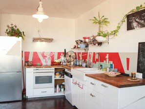 Refrigerador, horno, lavavajillas y cafetera y tetera 