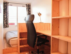 Tabla de planchar con plancha y ropa de cama 