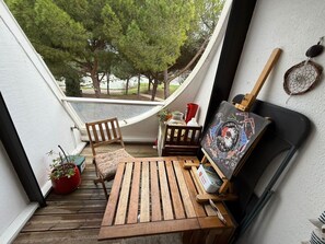 Outdoor dining - Peaceful stay with a view of the Ponant pond (La Grande-Motte)