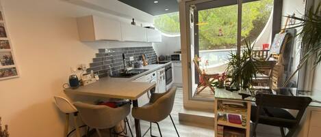 Jääkaappi, mikroaaltouuni, uuni, kahvin-/teenkeitin