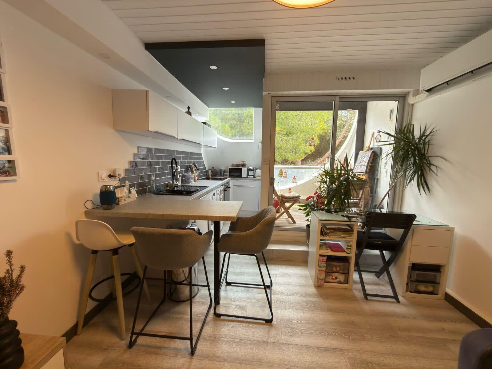 Kjøleskap, mikrobølgeovn, ovn og kaffetrakter/tekoker