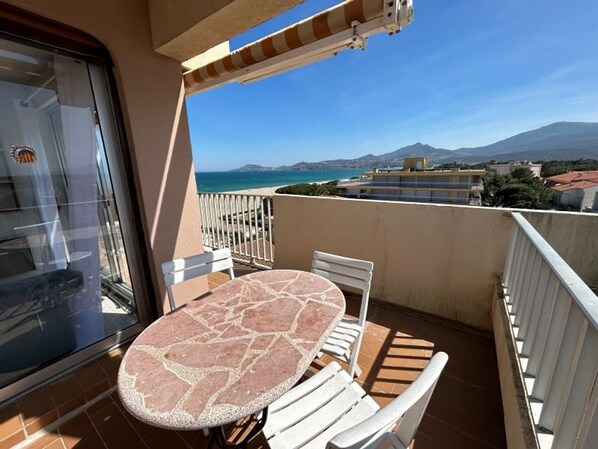 Outdoor dining - Apartment with large terrace, sea and mountain views (Argelès-sur-Mer)