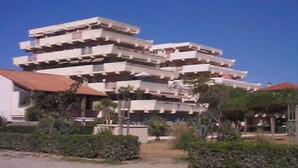 Een meerlaags gebouw met een opvallend architectonisch ontwerp, met in verschuivende lagen geplaatste balkons.