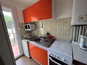 Fridge, microwave, oven, stovetop - Seafront flat for 4 people with parking (Argelès-sur-Mer)