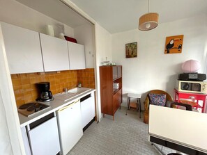 Fridge, microwave, stovetop, coffee/tea maker - Studio with balcony and parking by the beach (Argelès-sur-Mer)