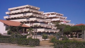 Ein mehrgeschossiges Gebäude mit markanter Architektur und versetzten Balkonen.