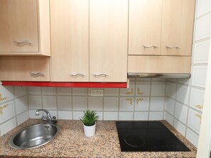 Refrigerador, microondas y cafetera y tetera 