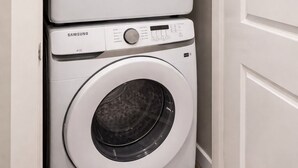 Dos lavadoras Samsung apiladas en un cuarto de lavado.