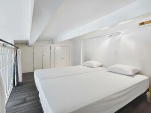 Room - Studio Mezzanine for 6, Pets, Parking, Sea View (Marseillan-Plage)