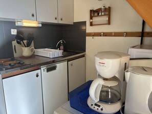 Fridge, microwave, stovetop, coffee/tea maker - 2-room mezzanine apartment, sleeps 5, 200m from the beach (Fleury-Saint-Pierre-la-Mer)