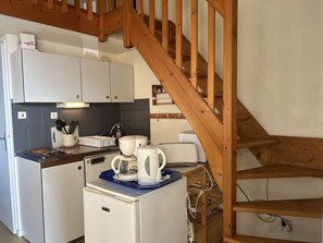 Coffee/tea maker, fridge, microwave, stovetop - 2-room mezzanine apartment, sleeps 5, 200m from the beach (Fleury-Saint-Pierre-la-Mer)