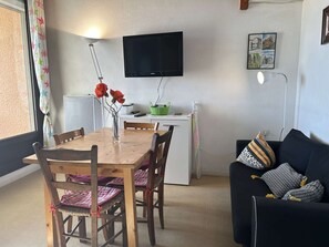 TV - 2-room mezzanine apartment, sleeps 5, 200m from the beach (Fleury-Saint-Pierre-la-Mer)
