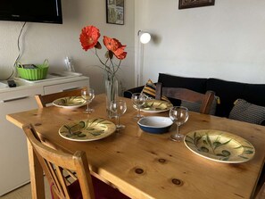 Dining - 2-room mezzanine apartment, sleeps 5, 200m from the beach (Fleury-Saint-Pierre-la-Mer)