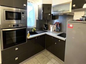 Coffee/tea maker, fridge, microwave, oven - Air-conditioned mezzanine studio for 5 with parking, 800m from the beach (Cap d'Agde)