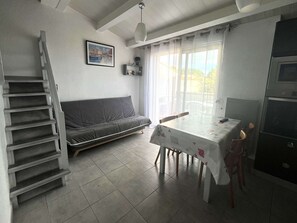 Interior - Air-conditioned mezzanine studio for 5 with parking, 800m from the beach (Cap d'Agde)
