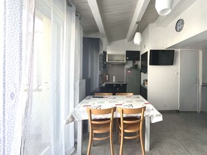 Dining - Air-conditioned mezzanine studio for 5 with parking, 800m from the beach (Cap d'Agde)