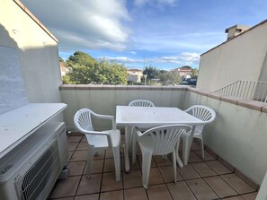 Outdoor dining - Air-conditioned mezzanine studio for 5 with parking, 800m from the beach (Cap d'Agde)