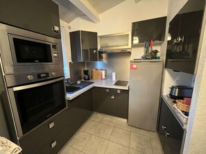 Fridge, microwave, oven, stovetop - Air-conditioned mezzanine studio for 5 with parking, 800m from the beach (Cap d'Agde)