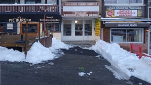 Ein Schaufenster mit einem Schild für 'Galerie Marchande' und 'Raclette Viennoiserie Snacking'.