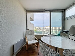 Interior - Equipped Studio Cabin - Sea View - Private Parking - Near Amenities (Mauguio)