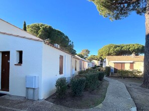 Exterior - Semi-detached T2 villa with air conditioning, pool and parking, pine forest view (Cap d'Agde)