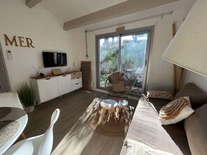 TV - Semi-detached T2 villa with air conditioning, pool and parking, pine forest view (Cap d'Agde)