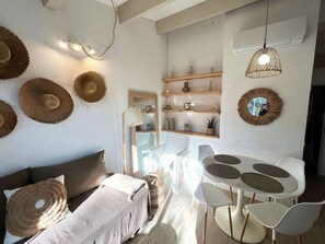 Interior - Semi-detached T2 villa with air conditioning, pool and parking, pine forest view (Cap d'Agde)